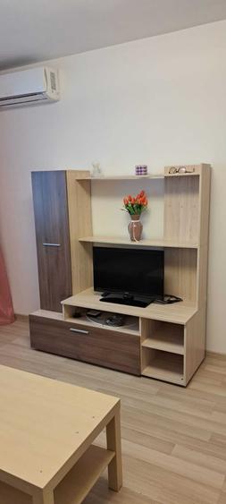 Apartament cu 3 camere semidecomandat în Berceni