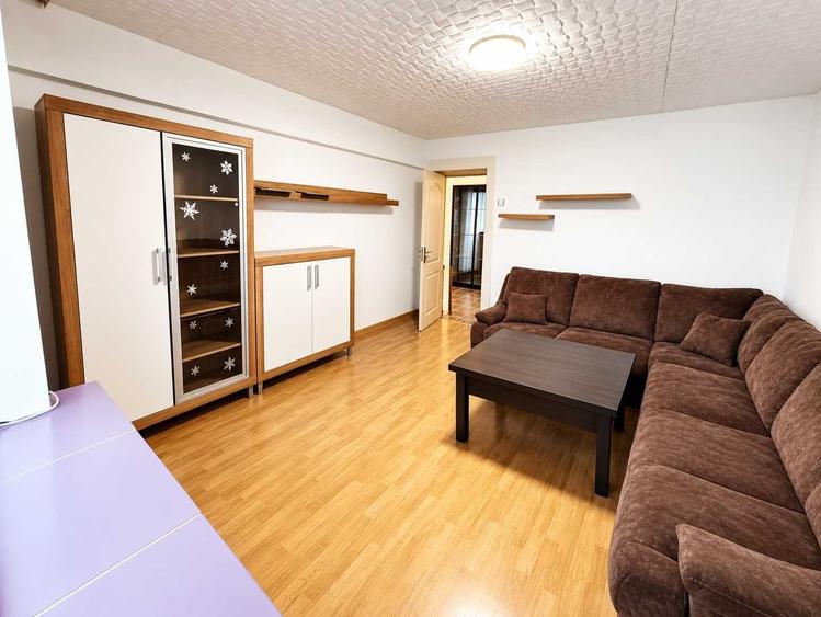 Apartament cu 3 camere decomandat în Central