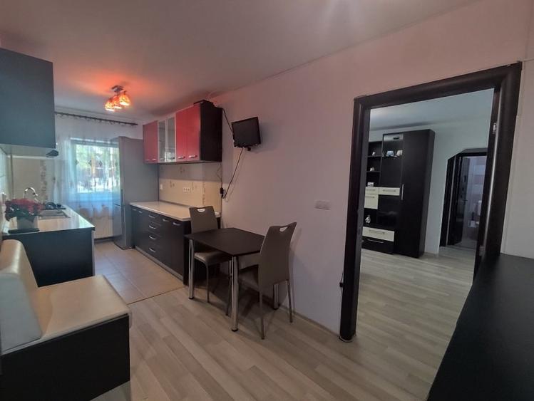 Apartament cu 3 camere semidecomandat, mobilat în Tractorul