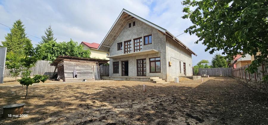 Casă cu 4 camere în Valea Adâncă