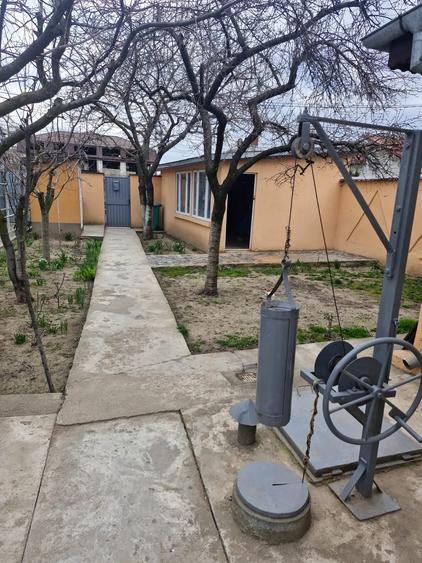 Casă individuală cu 6 camere cu Canalizare în Central