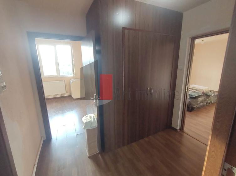 Apartament cu 3 camere semidecomandat în Alexandru Obregia