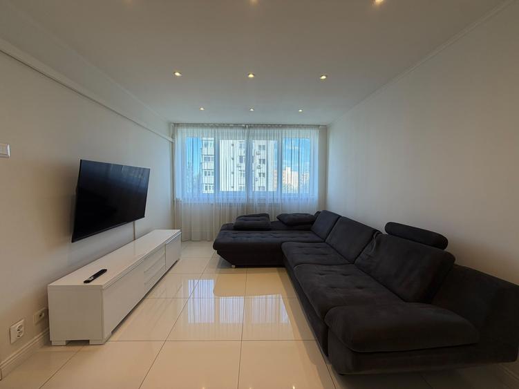 Apartament cu 3 camere semidecomandat în Titan