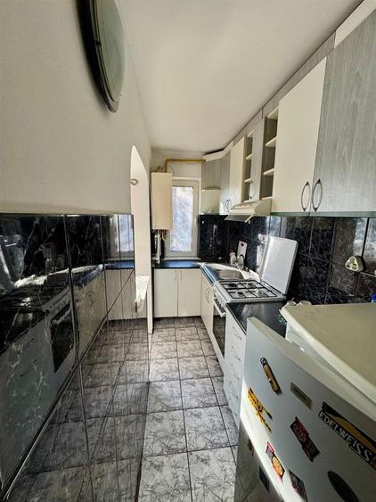 Apartament cu 3 camere decomandat în Podu Roș