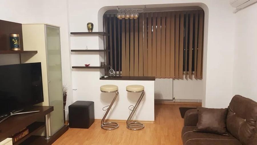 Apartament cu 3 camere semidecomandat, mobilat în Central