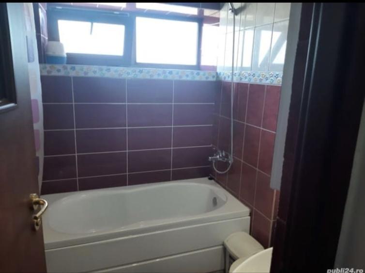 Apartament cu 3 camere decomandat în Lacu