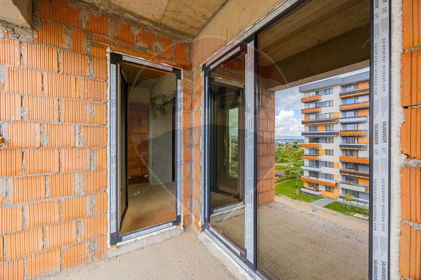 Apartament cu 3 camere semidecomandat în Tractorul