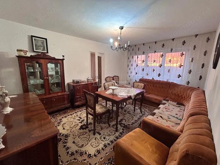 Apartament cu 3 camere semidecomandat în Central