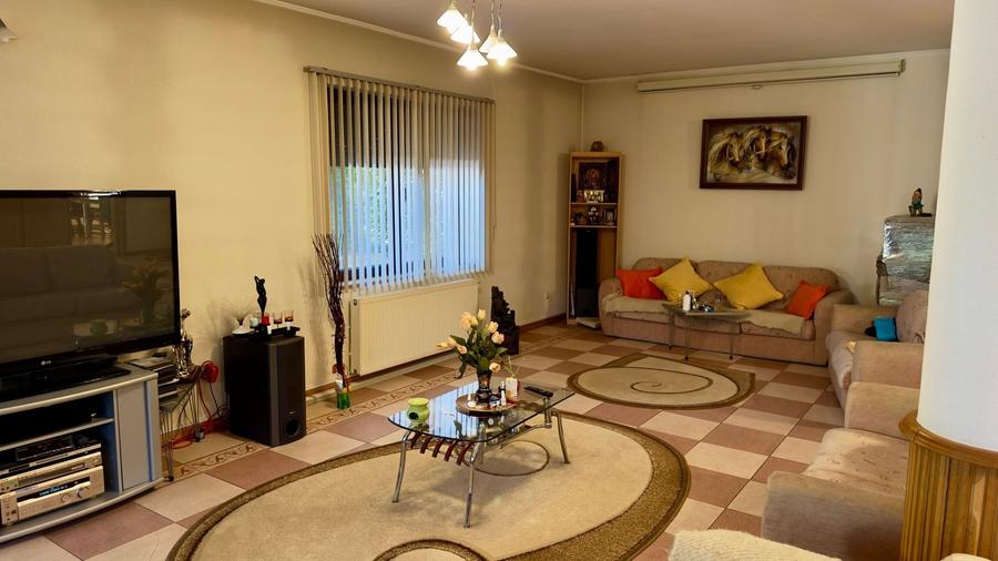 Casă individuală cu 8 camere cu Piscina în Tâncăbești