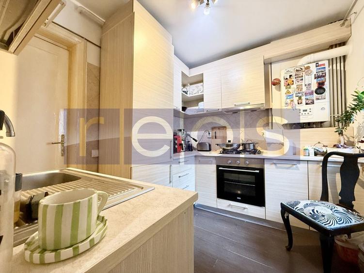 Apartament cu 4 camere semidecomandat, mobilat în P-ța Romană