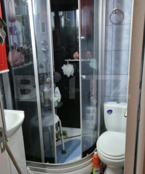 Apartament cu 3 camere semidecomandat în Podu Roș