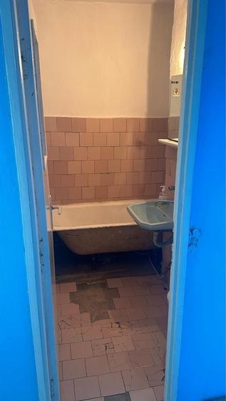 Apartament cu 3 camere decomandat în Roman