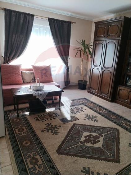 Casă individuală cu 6 camere cu Teren 3275 Mp în Periferie