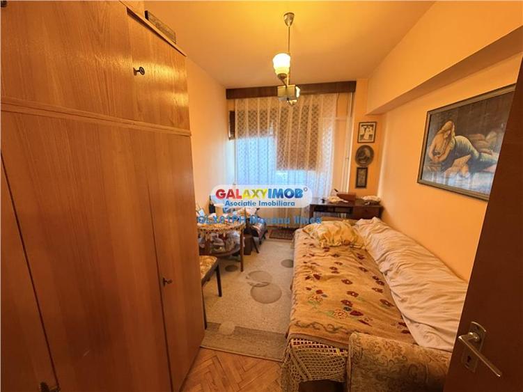 Apartament cu 3 camere decomandat în Republicii
