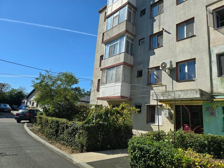Apartament cu 3 camere semidecomandat în Km 4-5