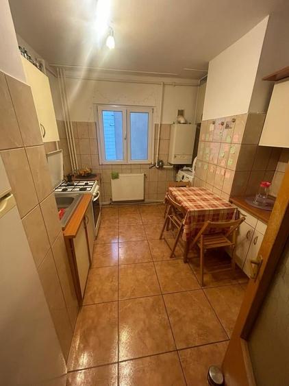 Apartament cu 3 camere decomandat în P-ța Victoriei