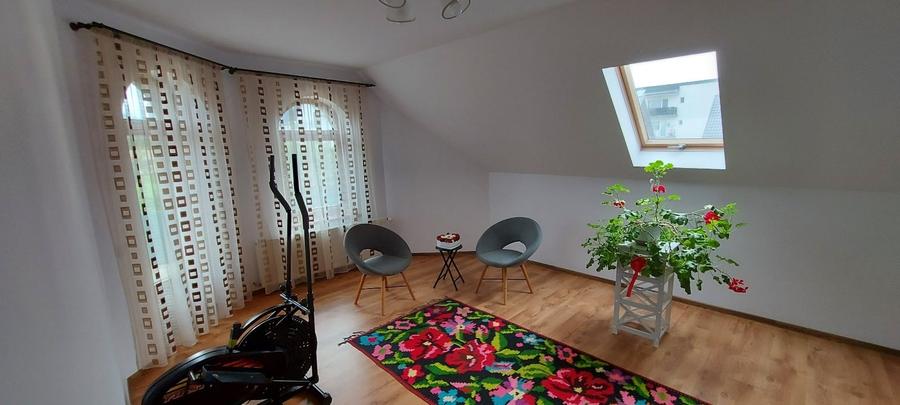 Casă individuală cu 6 camere cu Garaj în Exterior Est