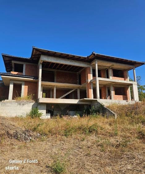 Casă cu 4 camere cu Teren 1400 Mp în Central