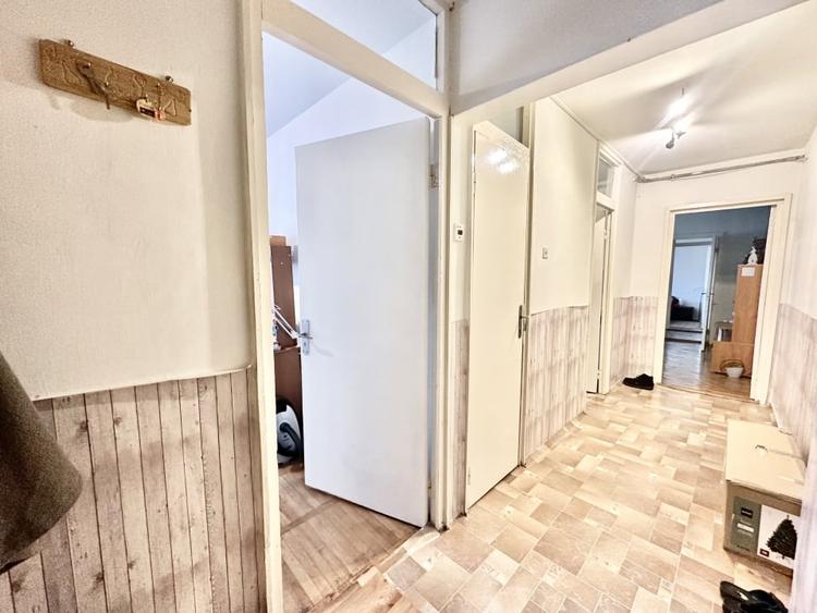 Apartament cu 3 camere semidecomandat, mobilat în Girocului