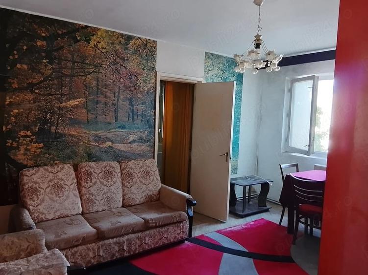 Apartament cu 3 camere semidecomandat, mobilat în Est