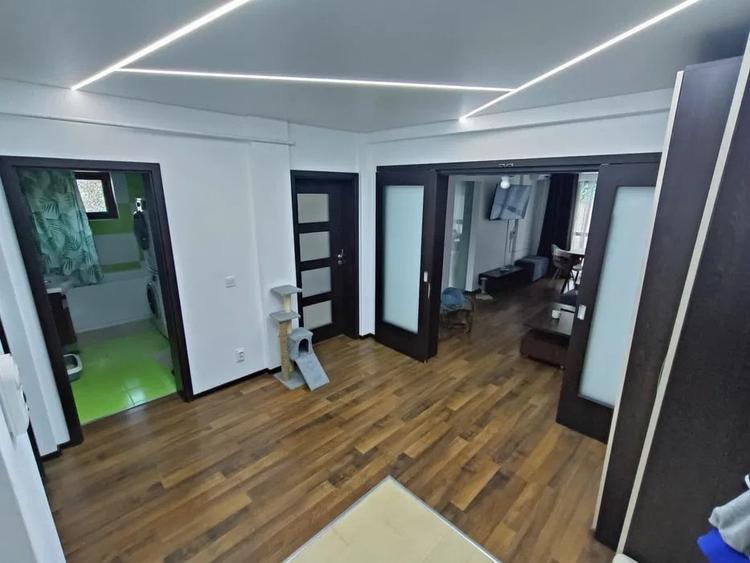 Apartament cu 3 camere semidecomandat, mobilat în Bucium