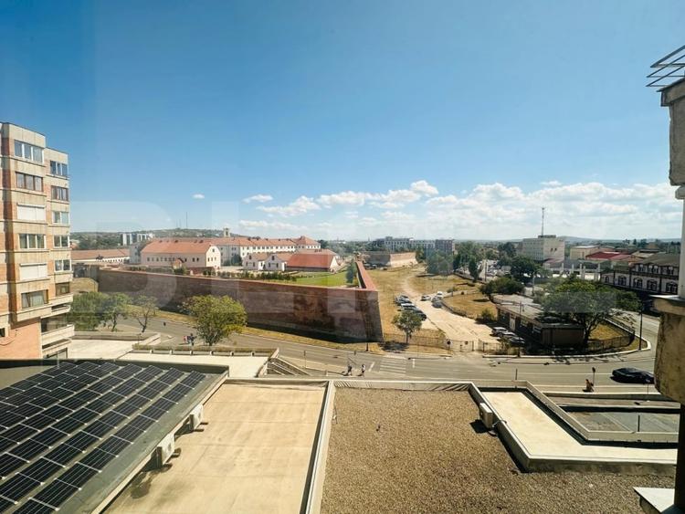 Apartament cu 4 camere decomandat, mobilat în Centru Civic