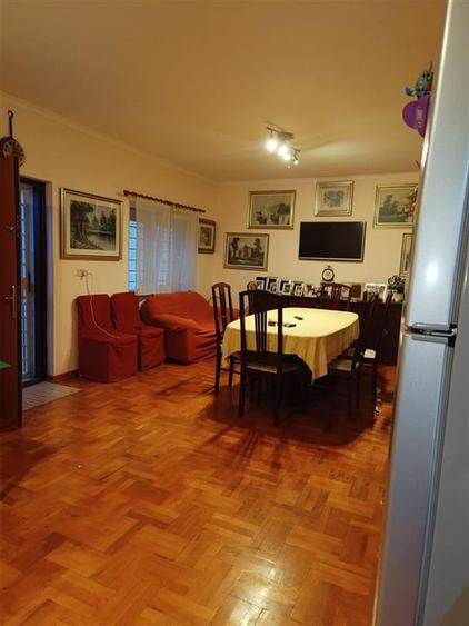 Casă individuală cu 5 camere cu Canalizare în Hurez
