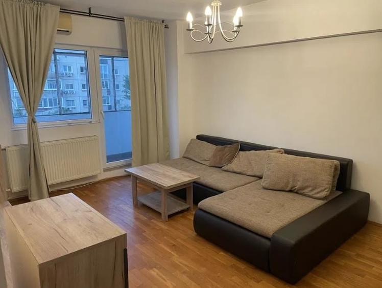 Apartament cu 3 camere semidecomandat, mobilat în Tineretului