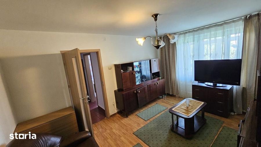Apartament cu 3 camere semidecomandat în Cina