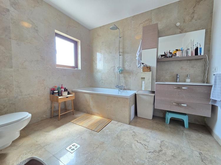 Apartament cu 3 camere semidecomandat, mobilat în Bună Ziua