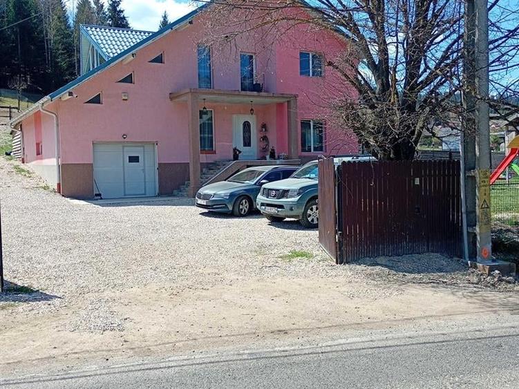 Casă individuală cu 5 camere cu Teren 3125 Mp în Periferie