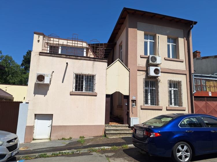 Casă individuală cu 5 camere cu Teren 100 Mp în Calea Plevnei