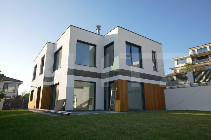 Casă individuală cu 7 camere cu Canalizare în Dâmbul Rotund