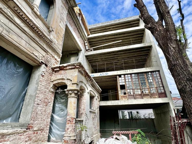 Casă individuală cu 26 camere cu Canalizare în Grădina Icoanei