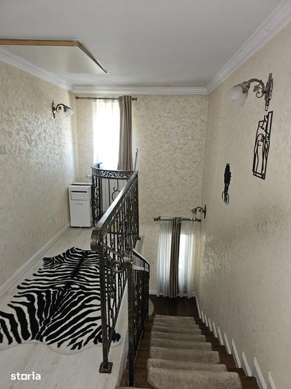 Casă cu 4 camere cu Teren 2000 Mp în Curtești