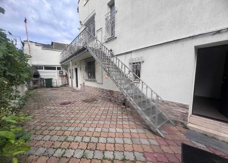 Casă individuală cu 6 camere cu Canalizare în Cotroceni