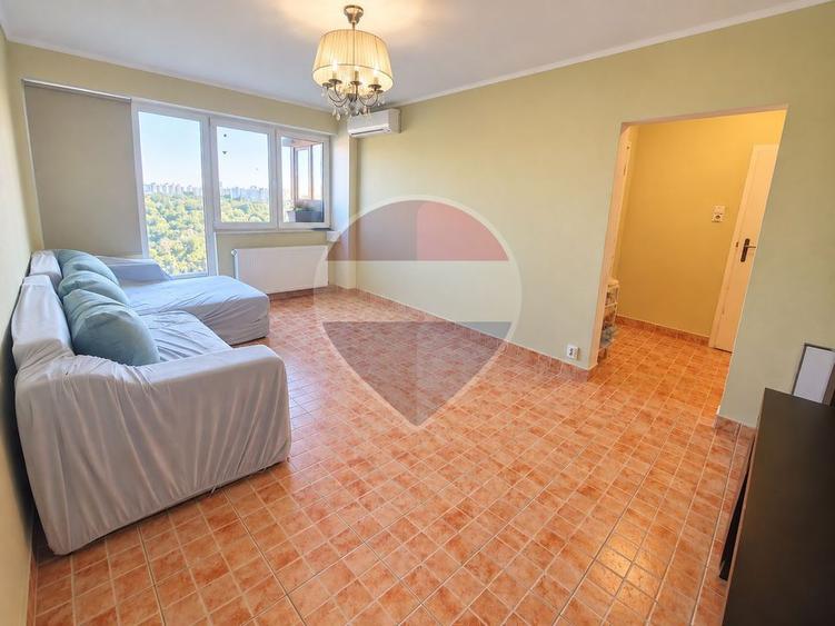 Apartament cu 3 camere semidecomandat în Periferie