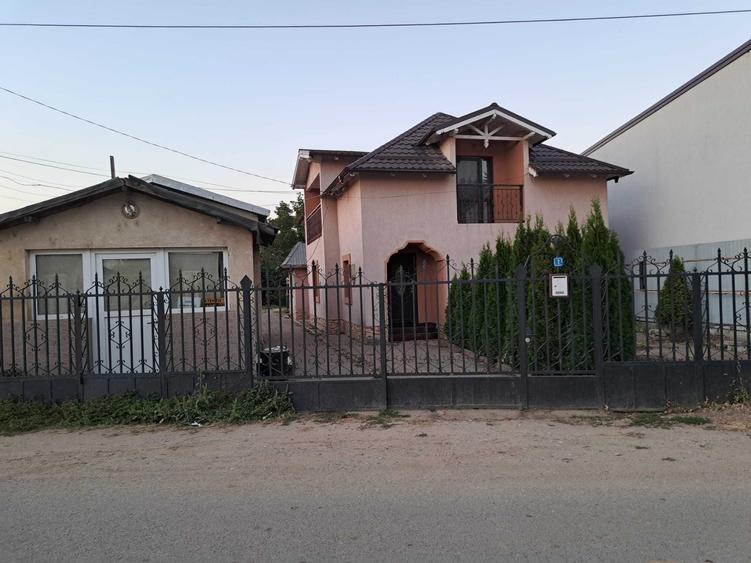 Casă cu 4 camere în Lungulețu