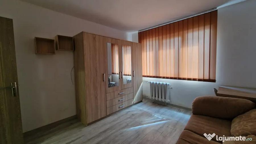 Garsonieră decomandată în UTA