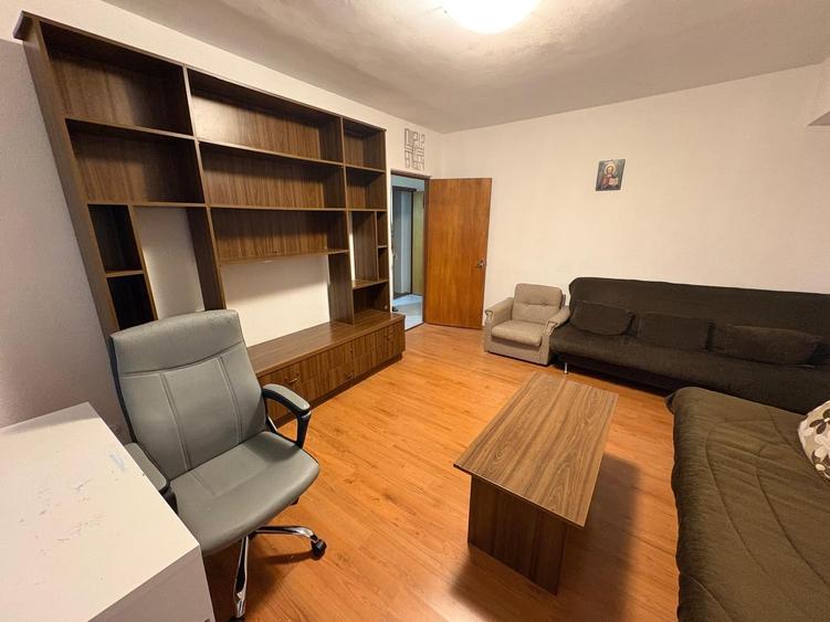 Apartament cu 3 camere decomandat în Victoriei