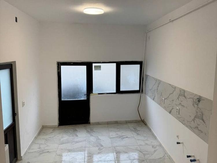 Casă individuală cu 12 camere cu Canalizare în Banu Manta