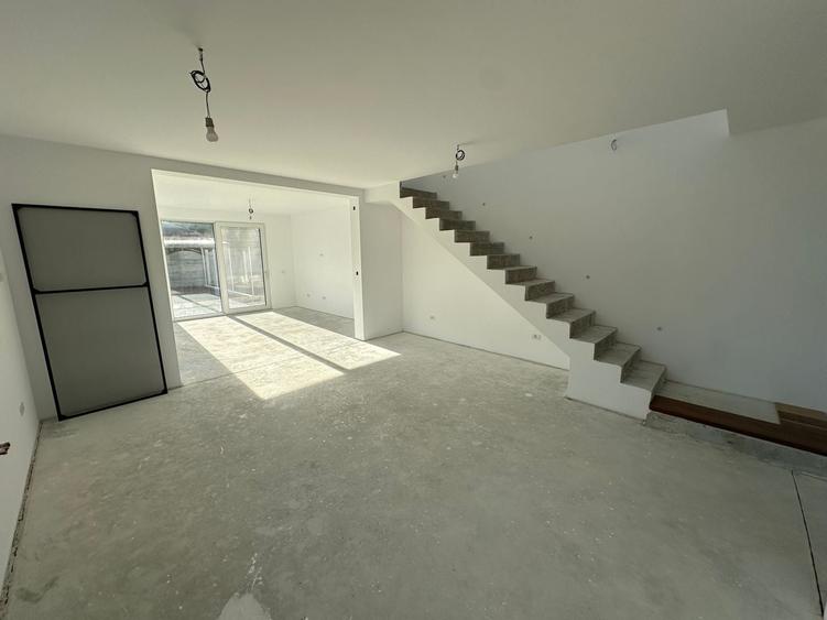 Duplex cu 5 camere cu Canalizare în Nord