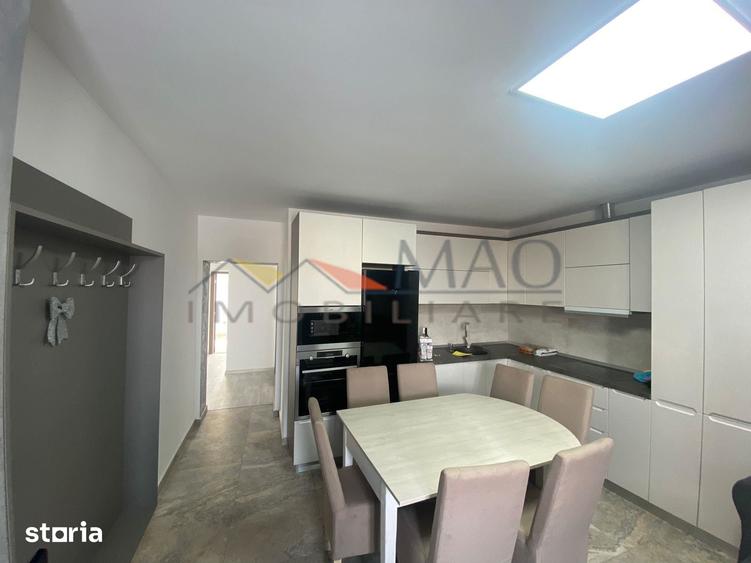 Casă cu 8 camere cu Teren 700 Mp în Semicentral