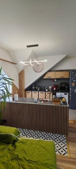 Apartament cu 4 camere semidecomandat, mobilat în Florilor