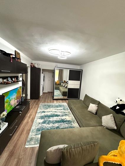Apartament cu 2 camere semidecomandat, mobilat în Rahova