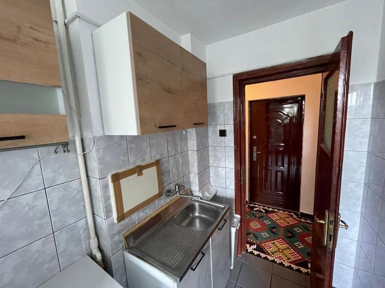 Apartament cu 3 camere semidecomandat, mobilat în 1 Mai