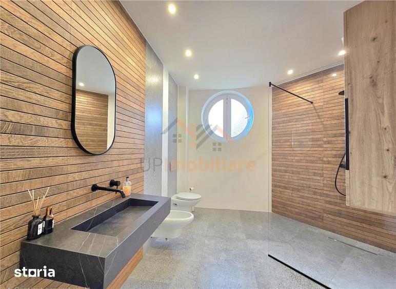 Casă cu 6 camere cu Teren 1178 Mp în Sânmartin