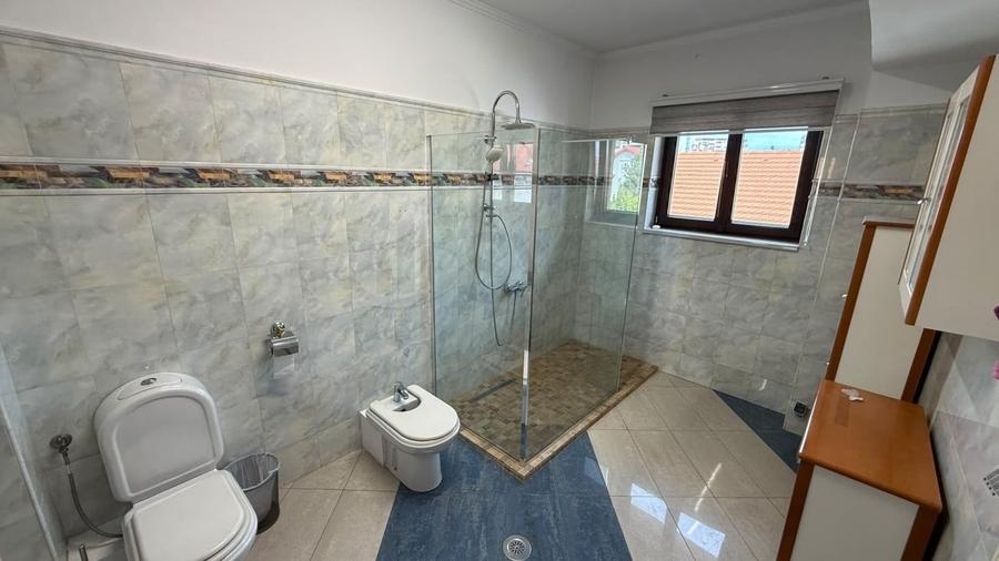 Apartament cu 4 camere decomandat în Herăstrău