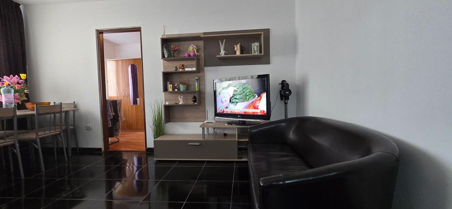 Apartament cu 3 camere semidecomandat, mobilat în Micro 5