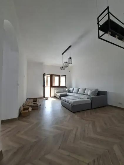 Apartament cu 3 camere semidecomandat în Universitate